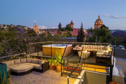 Casa Cielo, 4-Story Luxury Home with Rooftop Hot Tub & AC in San Miguel de Allende, Mexico
