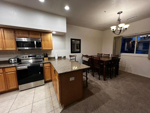 Canyon Plaza Premier Studio and Apartments - image 12
