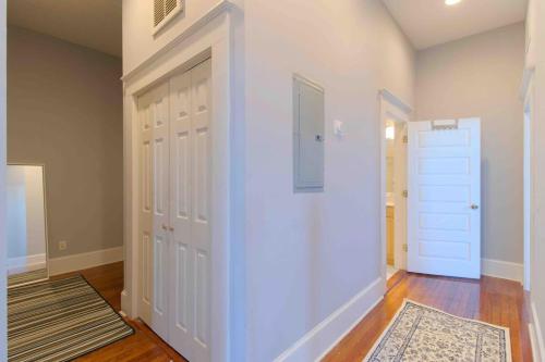 Sunny & bright - cute 1 BR apt in historic SPR - image 14