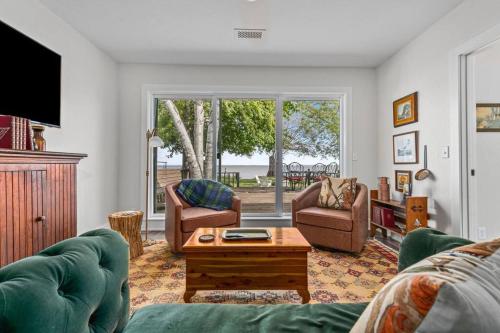 Hickory Hideaway- Dock on Lake Winnebago in Oshkosh, USA