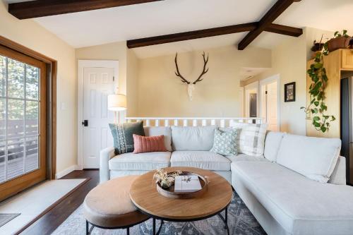Pine Perch ~ Cozy Mountain Cabin w/ Views in Bailey, USA