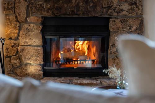 Pine Perch ~ Cozy Mountain Cabin w/ Views in Bailey, USA