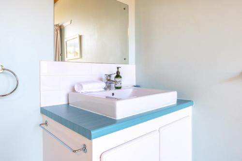 Drop Anchor at Enclosure Bay Beach by Waiheke Unlimited, Oneroa (foto 6)