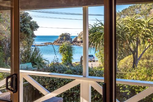 Drop Anchor at Enclosure Bay Beach by Waiheke Unlimited, Oneroa (foto 9)