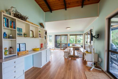 Drop Anchor at Enclosure Bay Beach by Waiheke Unlimited, Oneroa (foto 4)