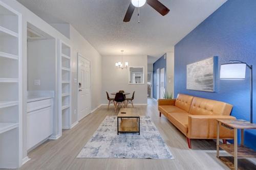 Comfy 2BD Apt Austin Texas - Tap to explore photos