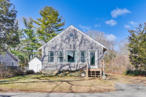 Cozy Rhode Island Retreat with Yard, Near Beaches! in North Kingstown, USA