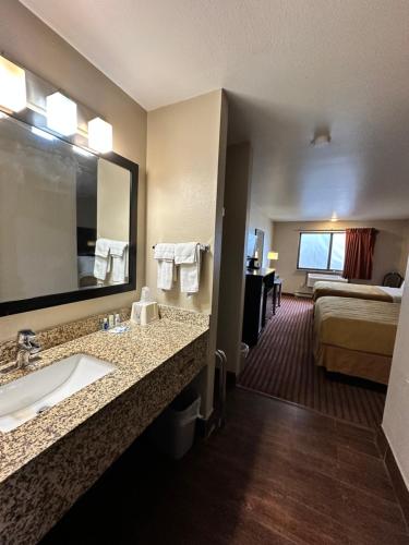 Rodeway Inn & Suites Madison Airport