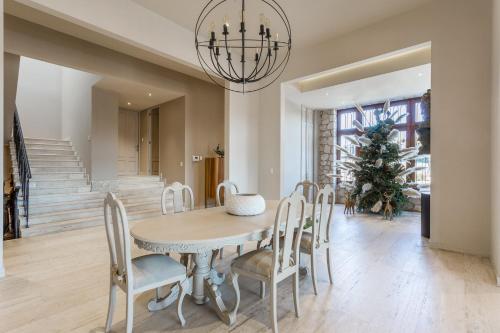 Casa Malanquin, 4BR Designer Luxury Villa with Heated Pool & Golf Views in San Miguel de Allende, Mexico