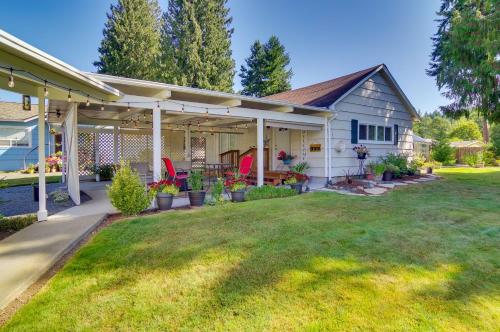 . Charming Updated Retreat Walk to Lake Stevens!