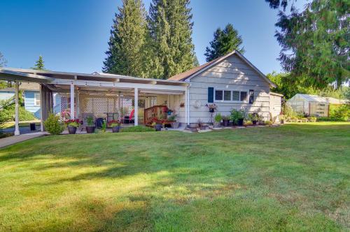 Charming Updated Retreat Walk to Lake Stevens!