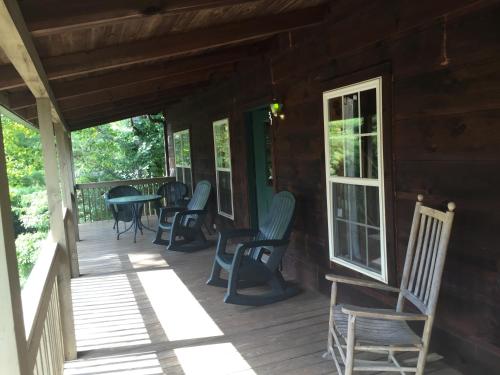 Master Hosts Resorts-Highland Hills Cabins - 발코니/테라스