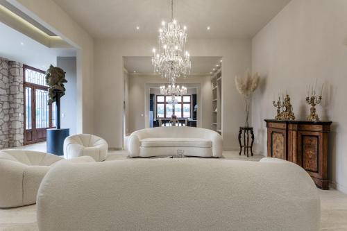 Casa Malanquin, 4BR Designer Luxury Villa with Heated Pool & Golf Views in San Miguel de Allende, Mexico