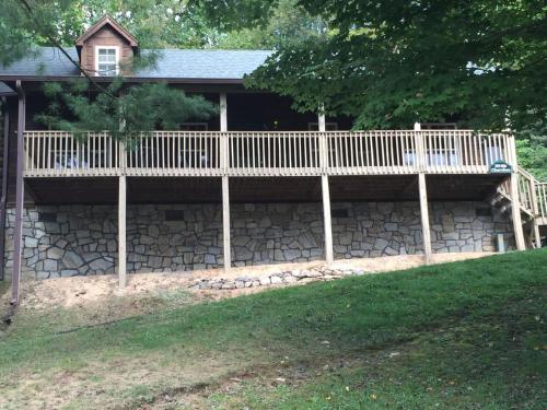 Master Hosts Resorts-Highland Hills Cabins - 발코니/테라스