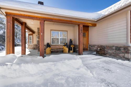 New! Black Bear Inn - Pet friendly - trailer parking - walk to lake - rustic - image 4