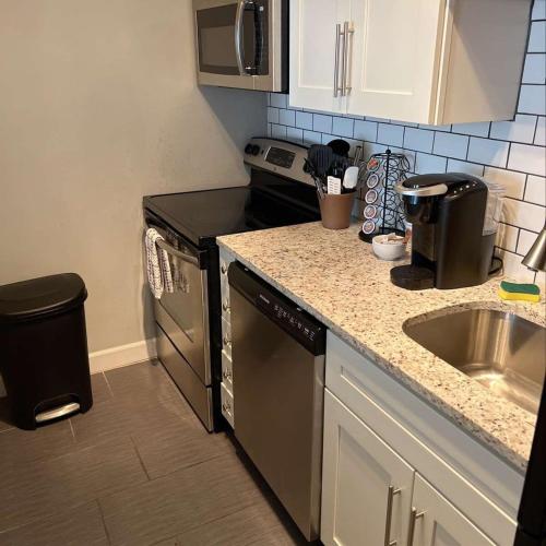 1BR Near Forest Park Barnes Hospital STL Zoo in Tower Grove, USA
