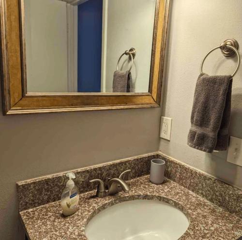 2BR W&D 6th FloorMins to Forest Park CWE in University City, USA