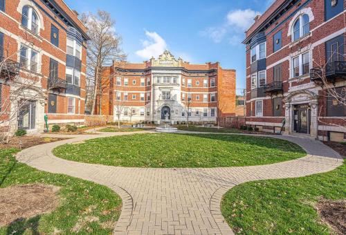 2BR W&D Near Forest Park Barnes Hospital STL Zoo in Tower Grove, USA