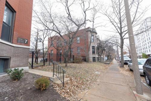 Mins To Forest Park Museum & Walk to BJ Hospital - image 12