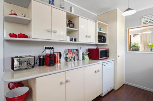 Cute on Kew - Taupo Holiday Home - image 4