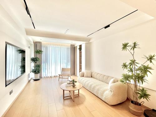 . Stylish 3 RMs city APT, with laundry sets, Easy to go main locations