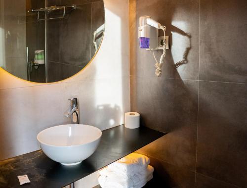 Hostal Carmen & Coworking - image 2