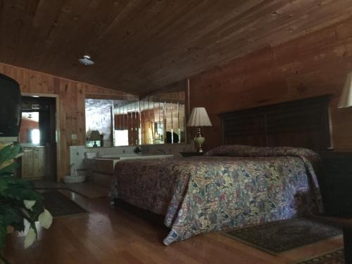 1 king bed, 2 queen beds, 2 sofa beds