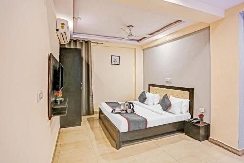 Classic Triple Room room in Townhouse Zodiac Near Botanic Garden of Indian Republic