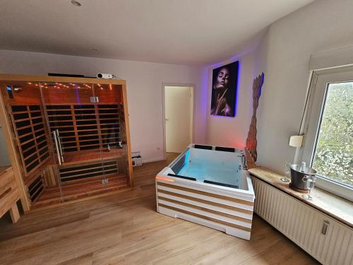 Гидромассажная ванна, Suite Spa, Jacuzzi & Sauna in Дифферданж