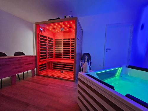 Гидромассажная ванна, Suite Spa, Jacuzzi & Sauna in Дифферданж