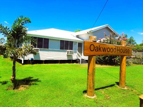 Oakwood House - Entire house rental - 5 bedrooms with Foxtel and WiFi Tambo