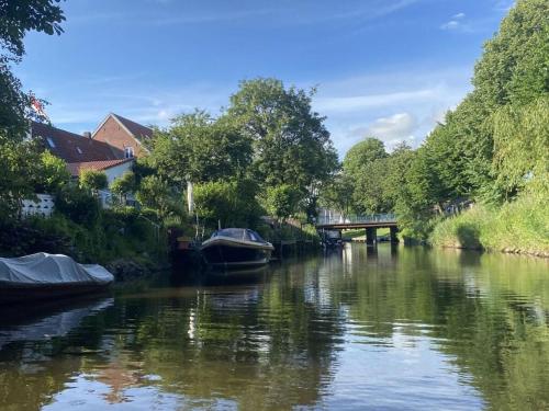 Simmerdeis on the canal