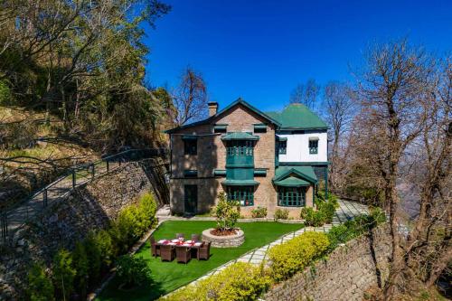 StayVista at Padam Hill 3BR Pet Friendly Villa with Lawn at Kasauli