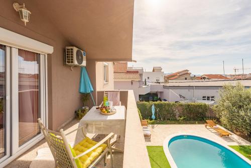 Apartment with Pool View  image 7
