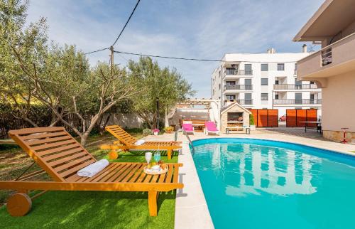 Apartment with Pool View  image 6