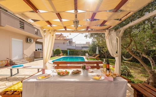 Apartment with Pool View  image 4