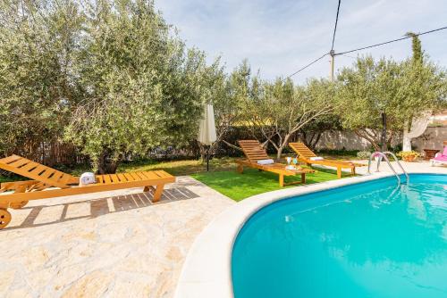 Apartment with Pool View  image 2