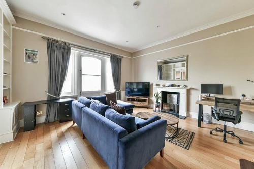 2BR flat in Chelsea Earls Court - image 2
