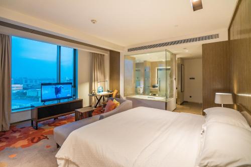 Larger Guest room, 1 King, Corner room