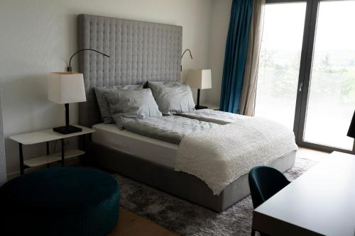 Regal Retreat: Luxurious Apartment with Schonbrunn Palace Panorama