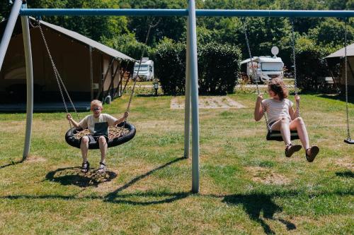 Parque infantil, Luxe Safaritent met privé sanitair voor het hele gezin I 6 personen (Luxe Safaritent met prive sanitair voor het hele gezin I 6 personen) in Epe