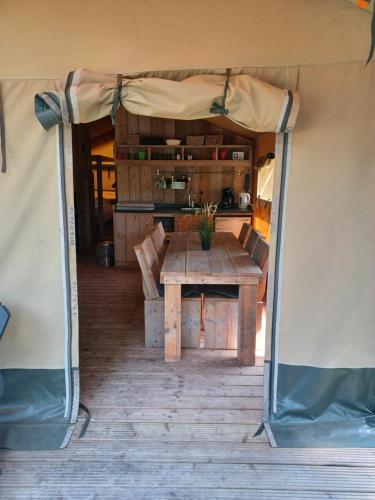 Entrada, Luxe Safaritent met privé sanitair voor het hele gezin I 6 personen (Luxe Safaritent met prive sanitair voor het hele gezin I 6 personen) in Epe