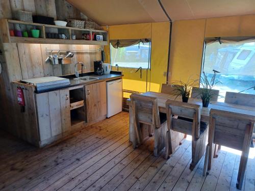Cocina, Luxe Safaritent met privé sanitair voor het hele gezin I 6 personen (Luxe Safaritent met prive sanitair voor het hele gezin I 6 personen) in Epe