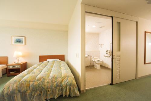 Classic Accessible Room with Two Single Beds