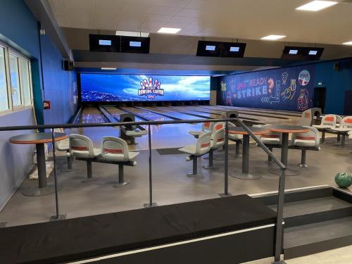 Забавления, Parking Gratuit, 4 chambres, Jardin, Terrasse, 15mn Paris - La Villa Marne (Villa Marne - Parking Gratuit - 15mn Paris - 5mn a pied Gare Epinay Villetaneuse - Terrasse - Jardin) in Епине сюр Сен