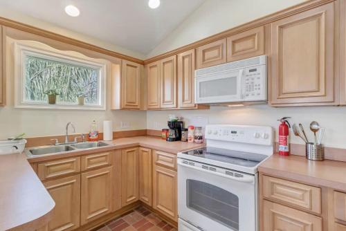 Large 1 BR carriage house in historic SPR - image 5