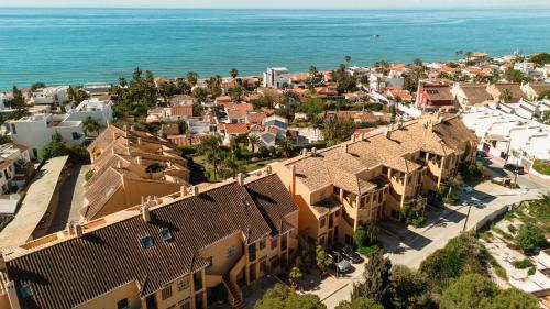 Beautiful beachside duplex apartment with amazing sea views - image 5
