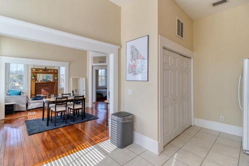 Open & Bright - 5 min drive to TIAA Bank field in Jacksonville, USA