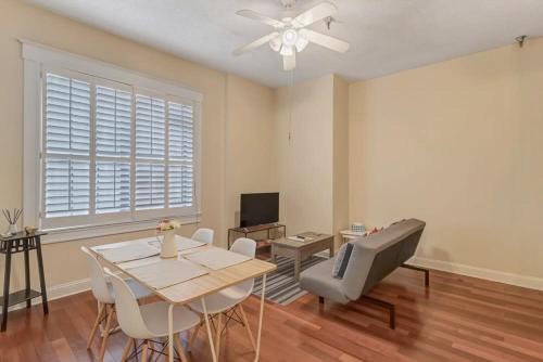 LT Stay Discounts! Cozy 2 BR Apt - Pet Friendly! thumb 3