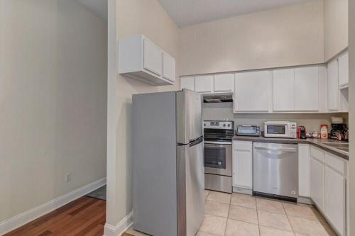 LT Stay Discounts! Cozy 2 BR Apt - Pet Friendly! - image 12